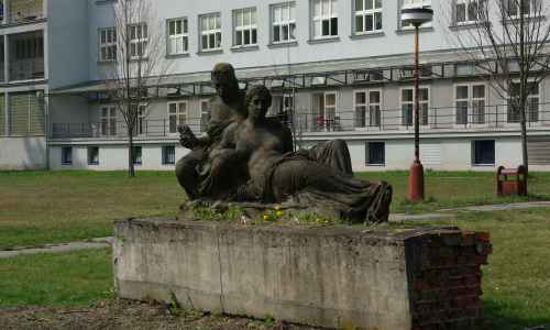 Jiří Jurzykowski - Pomník dvou žen, autora Vincence Makowského, nacházející se v parku u sanatoria